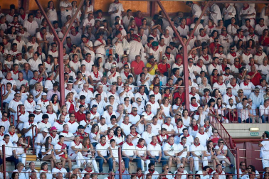 Público asistente a la Plaza de Toros de Pamplona durante la tercera corrida de la Feria del Toro 2019 con la ganadería de José Escolar para los diestros Fernando Robleño, Javier Castaño y Pepe Moral.