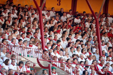 Público asistente a la Plaza de Toros de Pamplona durante la tercera corrida de la Feria del Toro 2019 con la ganadería de José Escolar para los diestros Fernando Robleño, Javier Castaño y Pepe Moral.