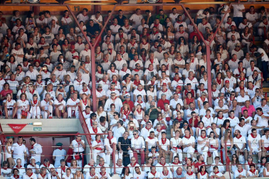 Público asistente a la Plaza de Toros de Pamplona durante la tercera corrida de la Feria del Toro 2019 con la ganadería de José Escolar para los diestros Fernando Robleño, Javier Castaño y Pepe Moral.