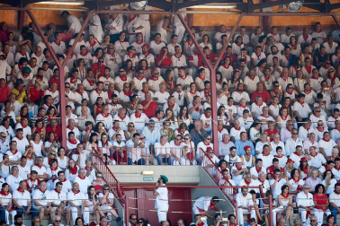 Público asistente a la Plaza de Toros de Pamplona durante la tercera corrida de la Feria del Toro 2019 con la ganadería de José Escolar para los diestros Fernando Robleño, Javier Castaño y Pepe Moral.