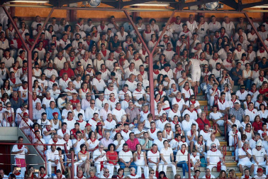 Público asistente a la Plaza de Toros de Pamplona durante la tercera corrida de la Feria del Toro 2019 con la ganadería de José Escolar para los diestros Fernando Robleño, Javier Castaño y Pepe Moral.