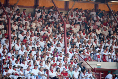 Público asistente a la Plaza de Toros de Pamplona durante la tercera corrida de la Feria del Toro 2019 con la ganadería de José Escolar para los diestros Fernando Robleño, Javier Castaño y Pepe Moral.