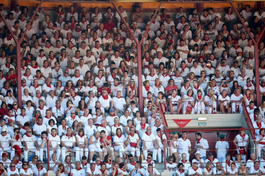 Público asistente a la Plaza de Toros de Pamplona durante la tercera corrida de la Feria del Toro 2019 con la ganadería de José Escolar para los diestros Fernando Robleño, Javier Castaño y Pepe Moral.
