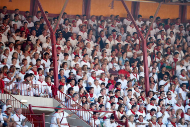 Público asistente a la Plaza de Toros de Pamplona durante la tercera corrida de la Feria del Toro 2019 con la ganadería de José Escolar para los diestros Fernando Robleño, Javier Castaño y Pepe Moral.