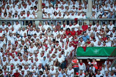 Público asistente a la Plaza de Toros de Pamplona durante la tercera corrida de la Feria del Toro 2019 con la ganadería de José Escolar para los diestros Fernando Robleño, Javier Castaño y Pepe Moral.