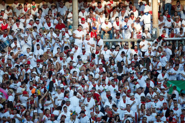 Público asistente a la Plaza de Toros de Pamplona durante la tercera corrida de la Feria del Toro 2019 con la ganadería de José Escolar para los diestros Fernando Robleño, Javier Castaño y Pepe Moral.