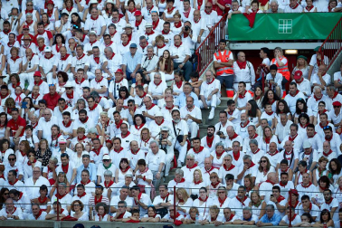 Público asistente a la Plaza de Toros de Pamplona durante la tercera corrida de la Feria del Toro 2019 con la ganadería de José Escolar para los diestros Fernando Robleño, Javier Castaño y Pepe Moral.