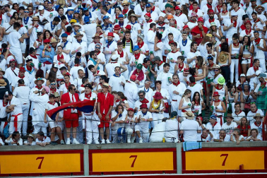 Público asistente a la Plaza de Toros de Pamplona durante la tercera corrida de la Feria del Toro 2019 con la ganadería de José Escolar para los diestros Fernando Robleño, Javier Castaño y Pepe Moral.