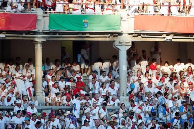 Público asistente a la Plaza de Toros de Pamplona durante la tercera corrida de la Feria del Toro 2019 con la ganadería de José Escolar para los diestros Fernando Robleño, Javier Castaño y Pepe Moral.