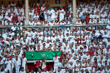 Público asistente a la Plaza de Toros de Pamplona durante la tercera corrida de la Feria del Toro 2019 con la ganadería de José Escolar para los diestros Fernando Robleño, Javier Castaño y Pepe Moral.