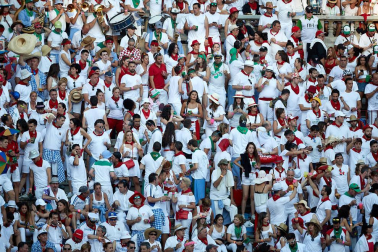Público asistente a la Plaza de Toros de Pamplona durante la tercera corrida de la Feria del Toro 2019 con la ganadería de José Escolar para los diestros Fernando Robleño, Javier Castaño y Pepe Moral.