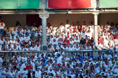 Público asistente a la Plaza de Toros de Pamplona durante la tercera corrida de la Feria del Toro 2019 con la ganadería de José Escolar para los diestros Fernando Robleño, Javier Castaño y Pepe Moral.