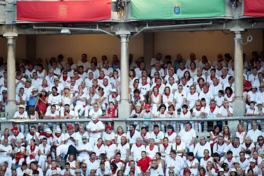 Público asistente a la Plaza de Toros de Pamplona durante la tercera corrida de la Feria del Toro 2019 con la ganadería de José Escolar para los diestros Fernando Robleño, Javier Castaño y Pepe Moral.