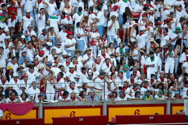 Público asistente a la Plaza de Toros de Pamplona durante la tercera corrida de la Feria del Toro 2019 con la ganadería de José Escolar para los diestros Fernando Robleño, Javier Castaño y Pepe Moral.