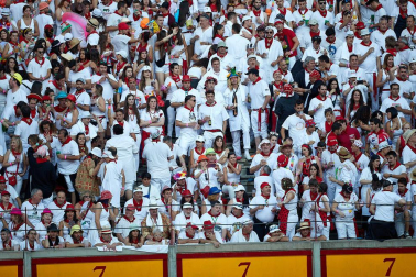 Público asistente a la Plaza de Toros de Pamplona durante la tercera corrida de la Feria del Toro 2019 con la ganadería de José Escolar para los diestros Fernando Robleño, Javier Castaño y Pepe Moral.