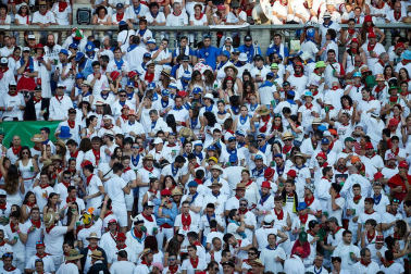 Público asistente a la Plaza de Toros de Pamplona durante la tercera corrida de la Feria del Toro 2019 con la ganadería de José Escolar para los diestros Fernando Robleño, Javier Castaño y Pepe Moral.