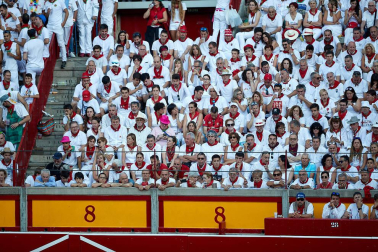 Público asistente a la Plaza de Toros de Pamplona durante la tercera corrida de la Feria del Toro 2019 con la ganadería de José Escolar para los diestros Fernando Robleño, Javier Castaño y Pepe Moral.