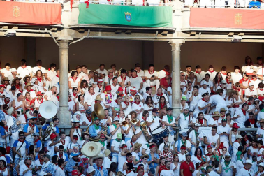 Público asistente a la Plaza de Toros de Pamplona durante la tercera corrida de la Feria del Toro 2019 con la ganadería de José Escolar para los diestros Fernando Robleño, Javier Castaño y Pepe Moral.