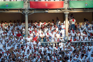 Público asistente a la Plaza de Toros de Pamplona durante la tercera corrida de la Feria del Toro 2019 con la ganadería de José Escolar para los diestros Fernando Robleño, Javier Castaño y Pepe Moral.