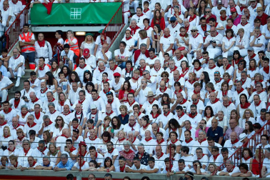 Público asistente a la Plaza de Toros de Pamplona durante la tercera corrida de la Feria del Toro 2019 con la ganadería de José Escolar para los diestros Fernando Robleño, Javier Castaño y Pepe Moral.