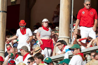 Público asistente a la Plaza de Toros de Pamplona durante la tercera corrida de la Feria del Toro 2019 con la ganadería de José Escolar para los diestros Fernando Robleño, Javier Castaño y Pepe Moral.
