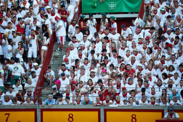 Público asistente a la Plaza de Toros de Pamplona durante la tercera corrida de la Feria del Toro 2019 con la ganadería de José Escolar para los diestros Fernando Robleño, Javier Castaño y Pepe Moral.