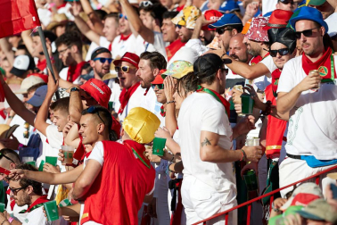 Público asistente a la Plaza de Toros de Pamplona durante la tercera corrida de la Feria del Toro 2019 con la ganadería de José Escolar para los diestros Fernando Robleño, Javier Castaño y Pepe Moral.