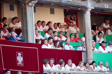 Público asistente a la Plaza de Toros de Pamplona durante la tercera corrida de la Feria del Toro 2019 con la ganadería de José Escolar para los diestros Fernando Robleño, Javier Castaño y Pepe Moral.