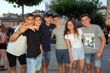 La Plaza del Castillo de Pamplona acogió el 5 de julio un concierto presanferminero de la mano de Los 40 Principales. Natalia Lacunza fue el plato fuerte de un espectáculo en el que también participaron DJ Óscar Martínez, Dani Fernández y la banda “Lemon y Tal”.