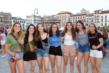 La Plaza del Castillo de Pamplona acogió el 5 de julio un concierto presanferminero de la mano de Los 40 Principales. Natalia Lacunza fue el plato fuerte de un espectáculo en el que también participaron DJ Óscar Martínez, Dani Fernández y la banda “Lemon y Tal”.