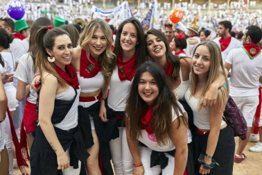 La cámara de ¡Click! se acercó el 7 de julio a la plaza de toros pamplonesa para compartir con los allí presentes uno de los acontecimientos sanfermineros más populares: la salida de las peñas tras la corrida de toros. Música de charangas, bailes e incluso algunas cuadrillas disfrazadas, dieron ambiente a este momento.