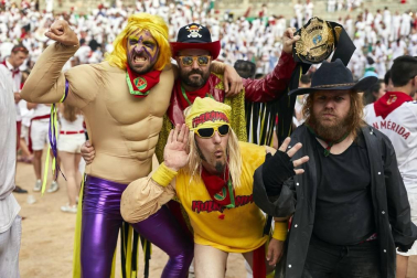 La cámara de ¡Click! se acercó el 7 de julio a la plaza de toros pamplonesa para compartir con los allí presentes uno de los acontecimientos sanfermineros más populares: la salida de las peñas tras la corrida de toros. Música de charangas, bailes e incluso algunas cuadrillas disfrazadas, dieron ambiente a este momento.