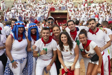 La cámara de ¡Click! se acercó el 7 de julio a la plaza de toros pamplonesa para compartir con los allí presentes uno de los acontecimientos sanfermineros más populares: la salida de las peñas tras la corrida de toros. Música de charangas, bailes e incluso algunas cuadrillas disfrazadas, dieron ambiente a este momento.