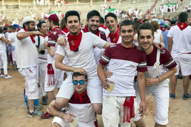 La cámara de ¡Click! se acercó el 7 de julio a la plaza de toros pamplonesa para compartir con los allí presentes uno de los acontecimientos sanfermineros más populares: la salida de las peñas tras la corrida de toros. Música de charangas, bailes e incluso algunas cuadrillas disfrazadas, dieron ambiente a este momento.
