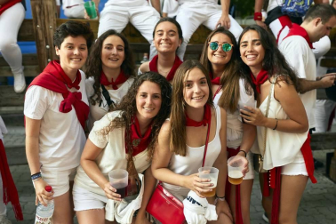 La cámara de ¡Click! se acercó el 7 de julio a la plaza de toros pamplonesa para compartir con los allí presentes uno de los acontecimientos sanfermineros más populares: la salida de las peñas tras la corrida de toros. Música de charangas, bailes e incluso algunas cuadrillas disfrazadas, dieron ambiente a este momento.