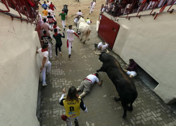 Por segunda vez en estos Sanfermines, un mozo quedó tendido inconsciente en el callejón