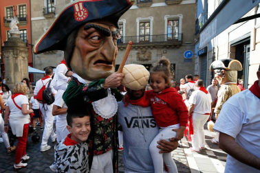 Fotos del recorrido de los gigantes y cabezudos de Pamplona del día 10 de julio de San Fermín 2019
