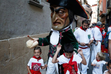 Fotos del recorrido de los gigantes y cabezudos de Pamplona del día 10 de julio de San Fermín 2019