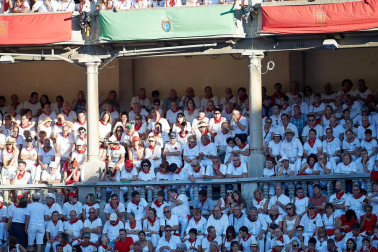 Público asistente a la Plaza de Toros de Pamplona durante la tercera corrida de la Feria del Toro 2019 con la ganadería de José Escolar para los diestros Fernando Robleño, Javier Castaño y Pepe Moral.