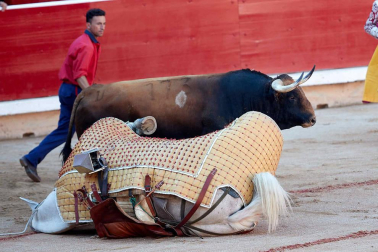Fotos de la corrida con toros de la ganadería Victoriano del Río para los diestros El Juli, Antonio Ferrera y Pablo Aguado.
