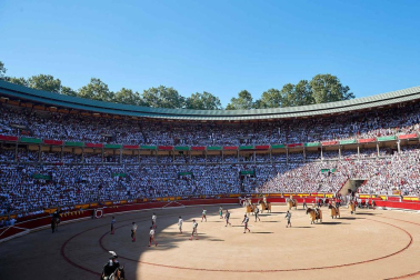 Fotos de la corrida con toros de la ganadería Victoriano del Río para los diestros El Juli, Antonio Ferrera y Pablo Aguado.