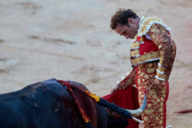 Fotos de la corrida con toros de la ganadería Victoriano del Río para los diestros El Juli, Antonio Ferrera y Pablo Aguado.