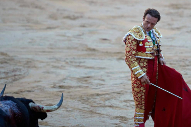 Fotos de la corrida con toros de la ganadería Victoriano del Río para los diestros El Juli, Antonio Ferrera y Pablo Aguado.