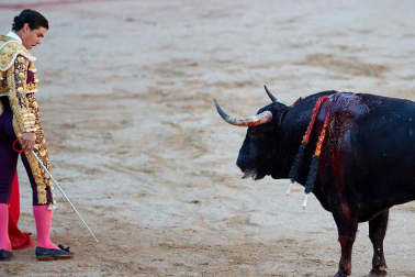 Fotos de la corrida con toros de la ganadería Victoriano del Río para los diestros El Juli, Antonio Ferrera y Pablo Aguado.