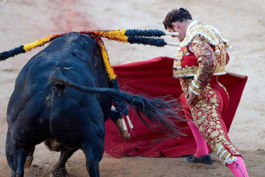 Fotos de la corrida con toros de la ganadería Victoriano del Río para los diestros El Juli, Antonio Ferrera y Pablo Aguado.