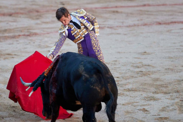 Fotos de la corrida con toros de la ganadería Victoriano del Río para los diestros El Juli, Antonio Ferrera y Pablo Aguado.