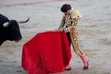 Fotos de la corrida con toros de la ganadería Victoriano del Río para los diestros El Juli, Antonio Ferrera y Pablo Aguado.