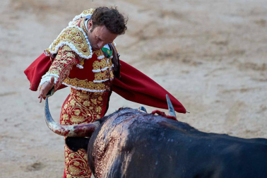 Fotos de la corrida con toros de la ganadería Victoriano del Río para los diestros El Juli, Antonio Ferrera y Pablo Aguado.