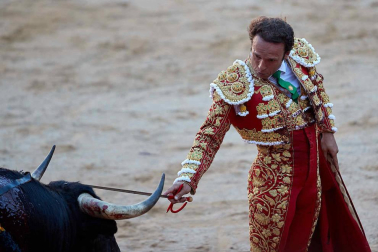 Fotos de la corrida con toros de la ganadería Victoriano del Río para los diestros El Juli, Antonio Ferrera y Pablo Aguado.