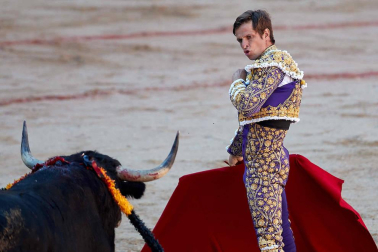 Fotos de la corrida con toros de la ganadería Victoriano del Río para los diestros El Juli, Antonio Ferrera y Pablo Aguado.